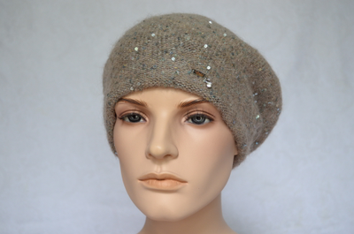 Зимний женский берет с пайетками орехового цвета фото