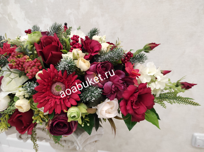 Неподражаемая композиция в красном цвете из искусственных цветов в вазе № УНС026/Купить в Москве