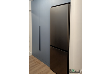 055 Шкаф с распашными дверями, встроенный в нишу