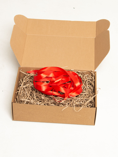 Подарочная коробка GILEV 32x22x10см с наполнителем и красной лентой