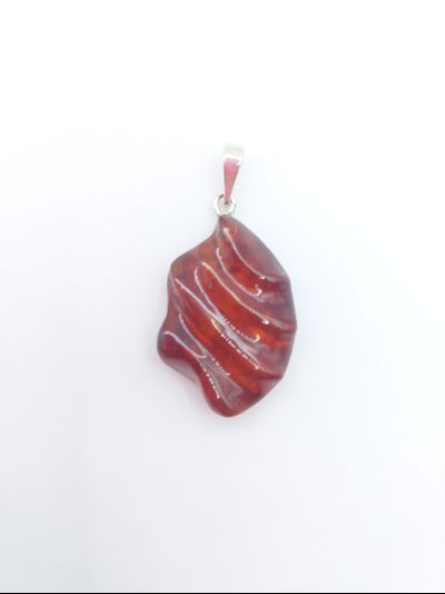 Кулон из винного янтаря