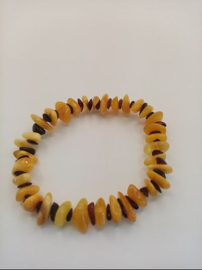 Браслет на резинке из натурального янтаря.