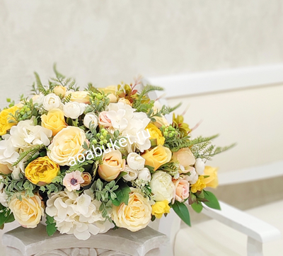 Купить в Москве/Незабываемую композицию из искусственных цветов жёлтых и молочных оттенков № УНС049