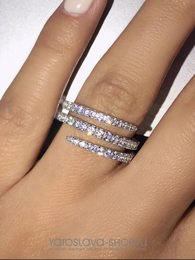 Кольцо с белыми стразами три витка