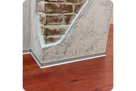 Монтаж плинтуса ПЛ 40 в гостиной — способ добавить изысканности и стиля.