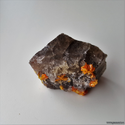 Барит и аурипигмент. 37*35*30 мм