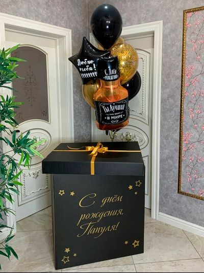 Коробка-сюрприз чёрная с 7 шарами внутри + фигура бутылка виски рядом
