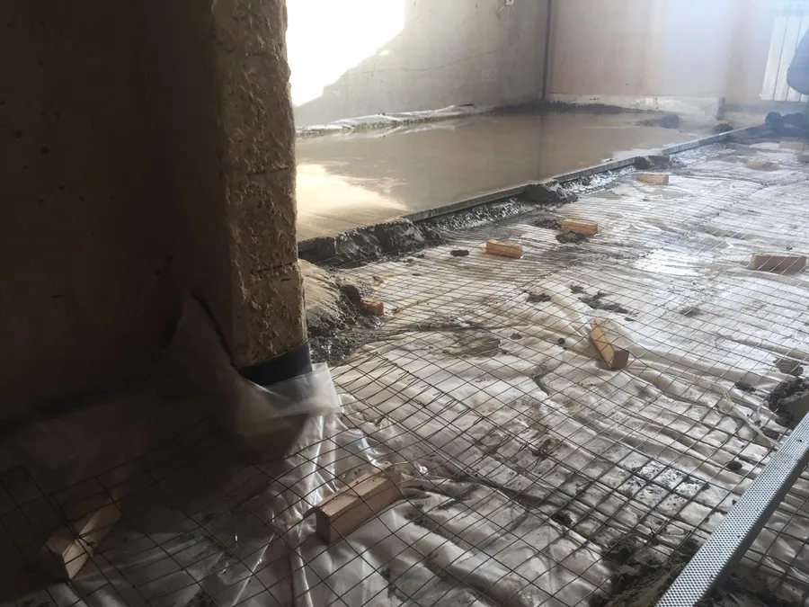 Армировочная стальная сетка укладывается поверх целлофана (техническая клеёнка) и должна быть приподнята от основания на высоту в зависимости от толщины слоя стяжки.