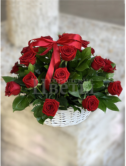 Корзина "Герцогиня" с алыми розами