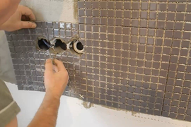 Укладка керамической мозаики на фартук (на сетчатой подложке)