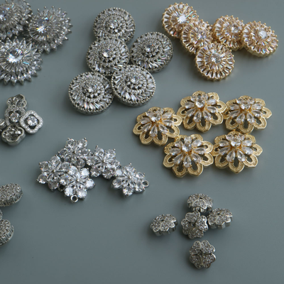 ЭКСКЛЮЗИВНЫЕ ПУГОВИЦЫ МЕТАЛЛИЧЕСКИЕ С ЦИРКОНАМИ, 25.2 мм. 30 шт. РК-00094. Цвет: Серебристый