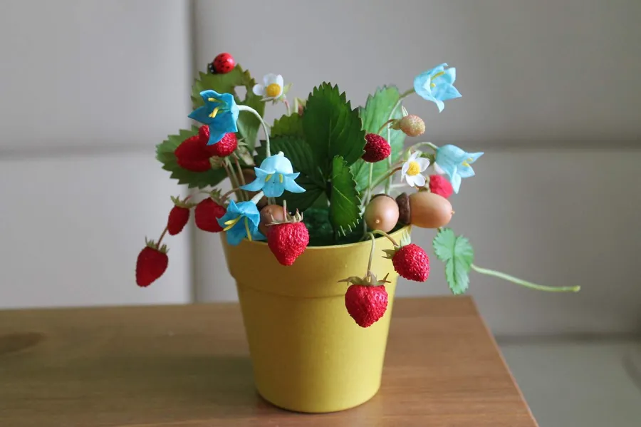 Букетик с земляникой, желудями и колокольчиками. Подарок подруге на ДР.