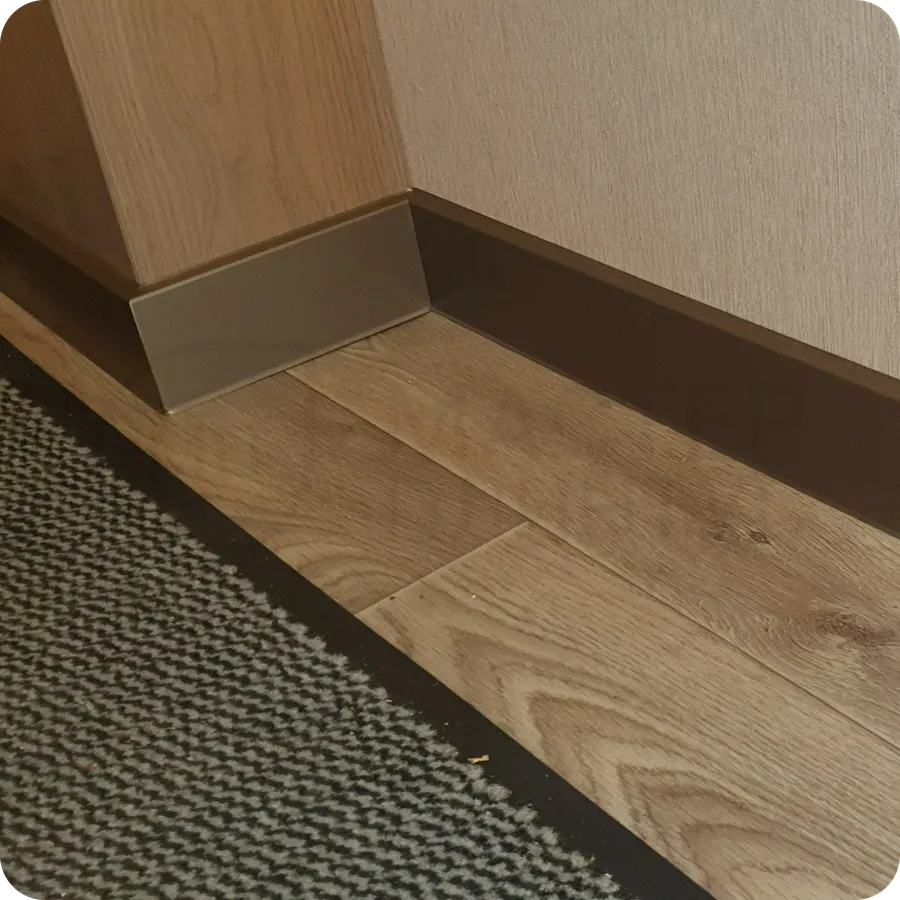 Антикварная эстетика: монтаж плинтуса Dollken Cubu Flex Life 80 в бронзовом цвете воссоздает атмосферу антикварной роскоши в современном интерьере.