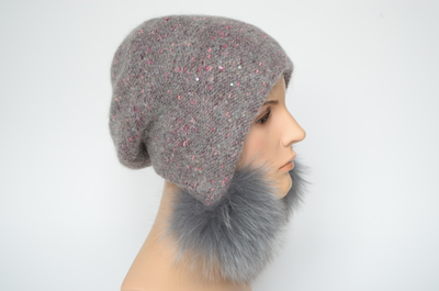 Вязаная шапка с помпонами из песца