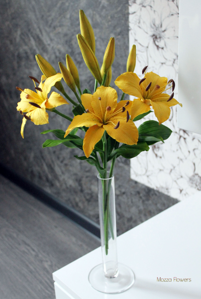 Желтые лилии из полимерной глины.