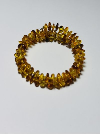 Браслет на пружине тройной из обработанного янтаря