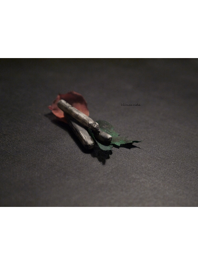 Готическая брошь с лепестками розы "Воспоминание о былых временах"