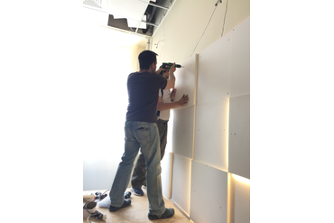 Панели не клеим, монтируем на дюбеля (Driva) и саморезы. Сверлим насквозь, зенкуем под шляпки, потом зашпаклюем.