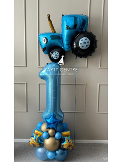 Стойка и синий трактор