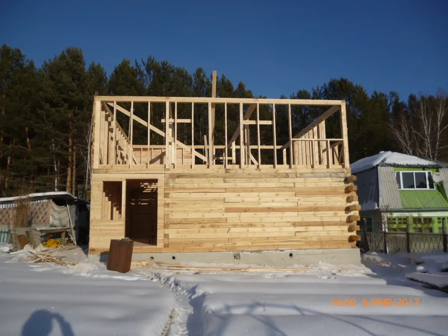 Рубка сруба на фундамент.
Сборка каркаса закрытой веранды и сборка каркаса второго этажа.