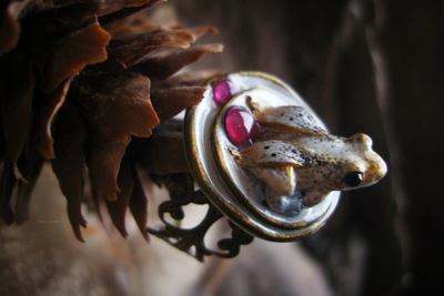 "Дневной светлячок Квакази", волшебное кольцо с лягушкой и натуральными родолитами