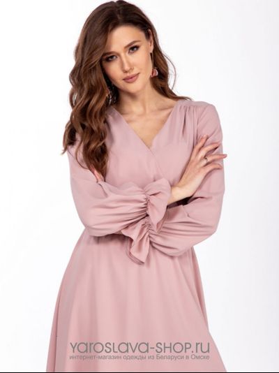 Платье пудрового цвета полуприлегающего силуэта отрезное по линии талии