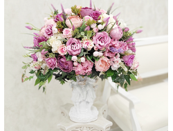 Композиция из искусственных цветов на статуэтке Ангелочков Феерия  № АР038/Купить в Москве АОАБУКЕТ