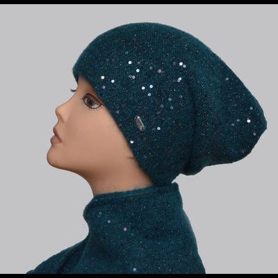 шапка изумрудного цвета фото