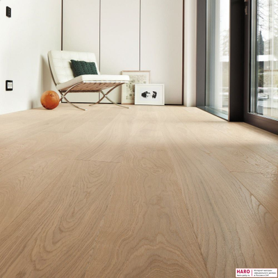 Декор паркетной доски Haro Дуб Белый Маркант Браш 4V 1-пол, масло 527326 в интерьере гостиной