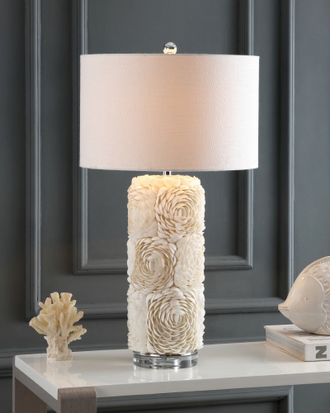 Настольная лампа с основанием из натуральных ракушек и белым абажуром.