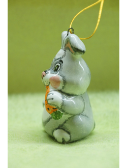 Заяц с морковкой