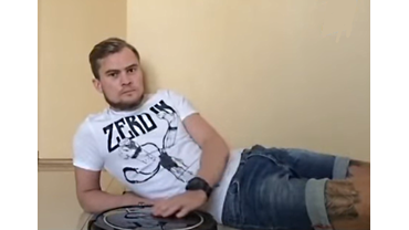 Влад. Актёр. Снимался в таких известных картинах, как "Нашествие полотенец", "Чижи и Голуби". 
Пылесос идёт в комплекте.