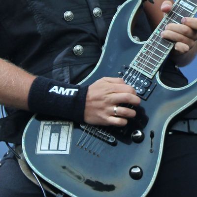 AMT Wristband - широкий напульсник с логотипом АМТ