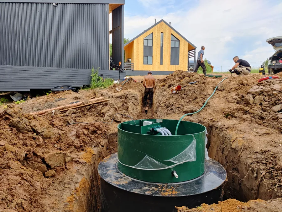 Септик установлен в низине, наращивать горловину не было необходимости