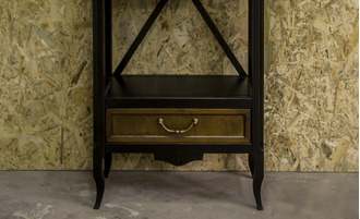 Этажерка с двумя ящиками и полкой посередине.