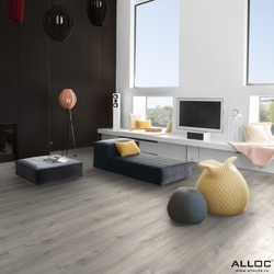 Декор ламината Alloc Original Дуб Серая Акварель 4573 в интерьере комнаты