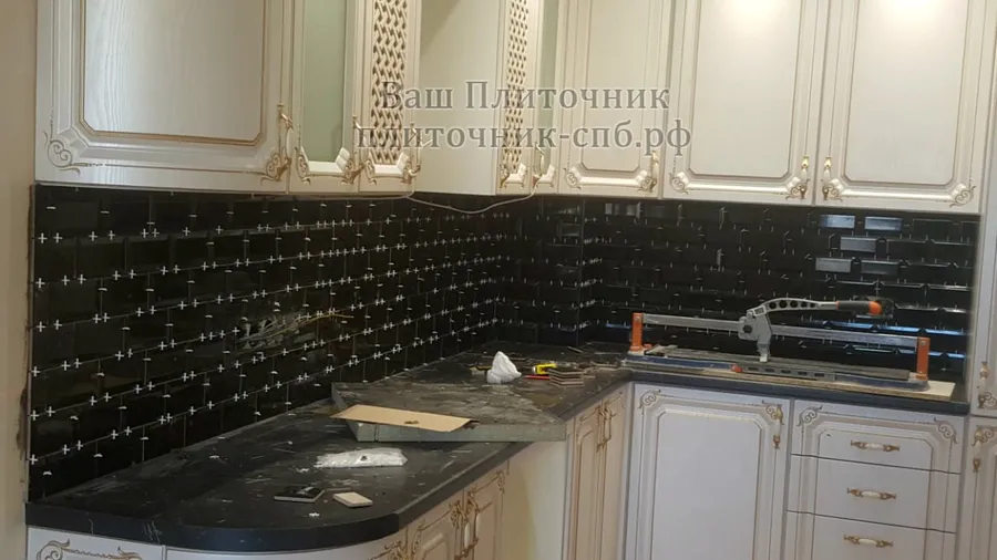 Облицовка фартука плиткой кабанчик