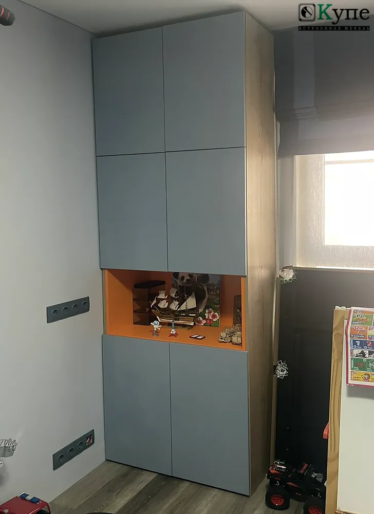 040 Шкаф распашной. Фасады: ЛДСП Egger U540 Деним голубой, Н1180 Дуб галифакс, U332 Ярко-оранжевый