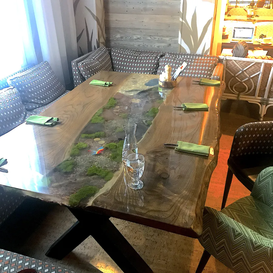 Стол-река банкетный с тематической заливкой "Африка". Работа spilcenter.com для сети семейных кафе "Андерсон", г. Москва
