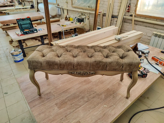 Банкетка с сиденьем в каретной стяжке и фигурными ножками.