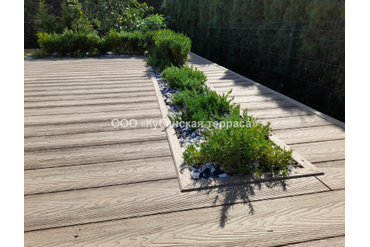 Терраса со встроенными грядками из ДПК у бассейна