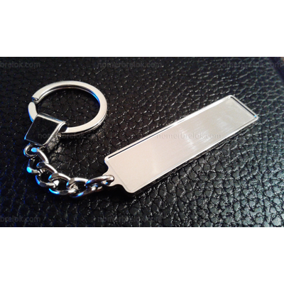 КОМПЛЕКТ 50 ШТ.: БРЕЛОК ГОС. НОМЕР АВТО. С БОРТИКАМИ «УСИЛЕННОЕ КРЕПЛЕНИЕ» — СЕРЕБРО. 50,9*10,6 мм.