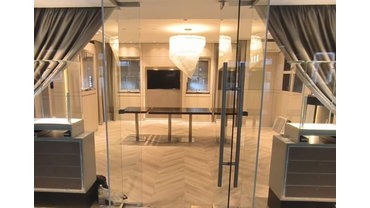 Обшивка стен торгового зала. Деревянная конструкция под эмалью. ТК "Гостиный двор" г. Челябинск