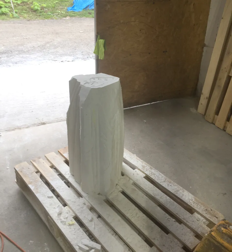 Одна из отливок отправляется на улицу для первичной обработки. Будем снимать лишнее, как говорили великие скульпторы)