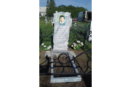 Вертикальный памятник из мрамора с фото (фотокерамика) и с цветником