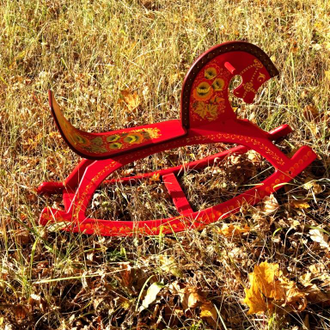 Лошадка качалка детская с ручной авторской росписью красный фон