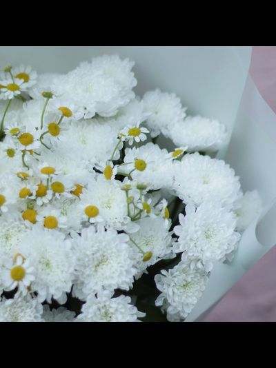 Букет из кустовой хризантемы и ромашек