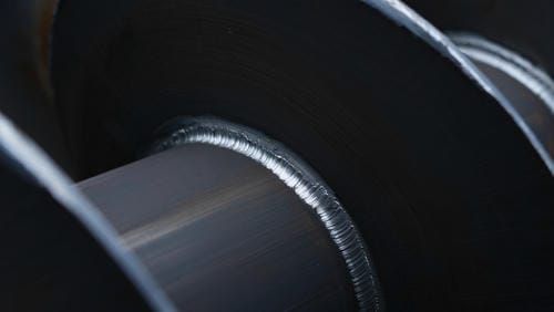 Крупный план идеального сварного шва лопасти к трубе (как на фото пользователя).