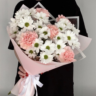 Букет нежных диантусов и ромашковых хризантем