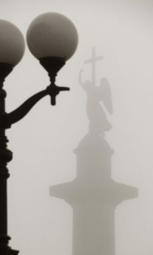 Растральная колонна в тумане